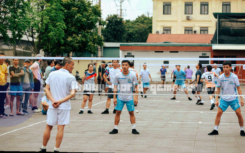 互动区大屏与感应装置的示意构图，构图取对角方向
